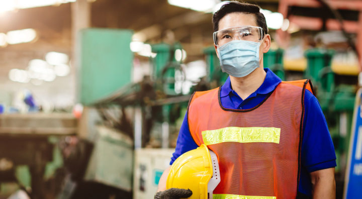 Asian-Worker-wear-disposable-face-mask-for-protection